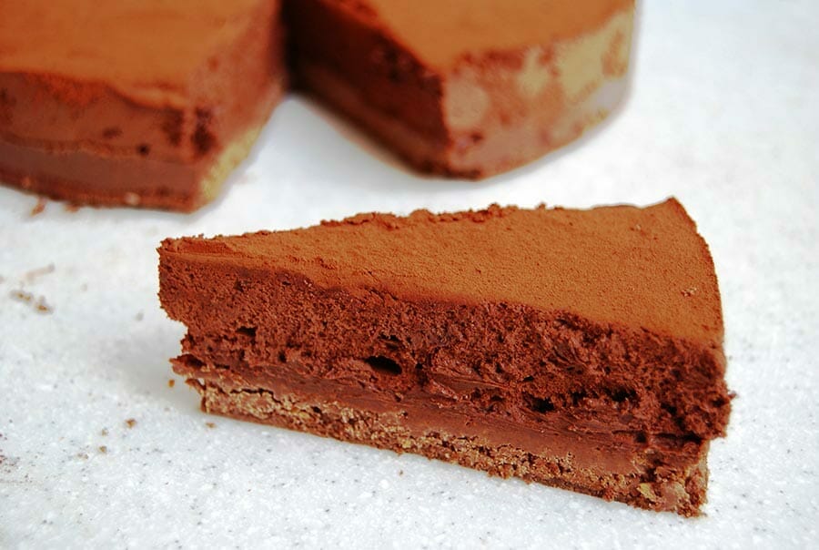 La Maison du Chocolat - Le Praliné 😍 On craque pour son biscuit  croustillant aux noisettes caramélisées, on fond pour son onctueux praliné  à la crêpe dentelle et sa fine couche de