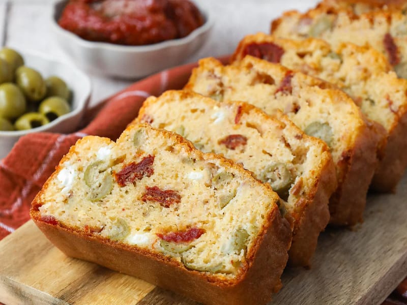 Cake tomates séchées, olives vertes et feta au Thermomix