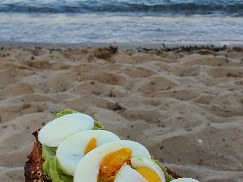 Avocado toast aux herbes et oeuf mollet au Thermomix • Yummix !