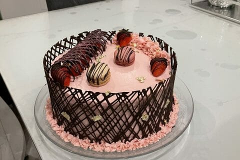 Gâteau chocolat insert kinder bueno décoration arc en ciel par eli-kd. Une  recette de fan à retrouver dans la catégorie Desserts & Confiseries sur  , de Thermomix<sup>®</sup>.