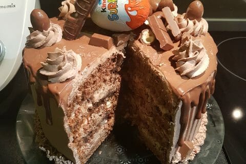 Gâteau chocolat insert kinder bueno décoration arc en ciel par eli-kd. Une  recette de fan à retrouver dans la catégorie Desserts & Confiseries sur  , de Thermomix<sup>®</sup>.