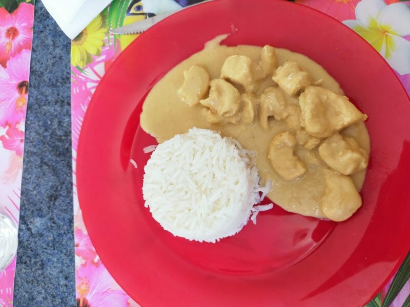 Riz basmati complet à l'effiloché de poulet, noix de cajou et