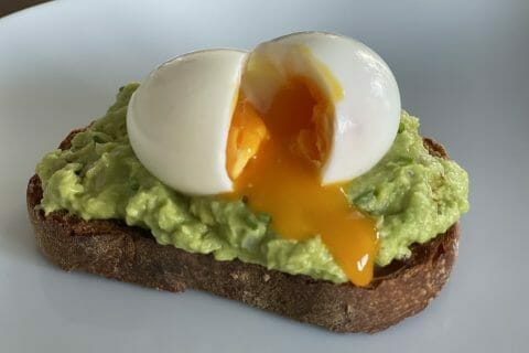 Avocado toast aux herbes et oeuf mollet au Thermomix • Yummix !